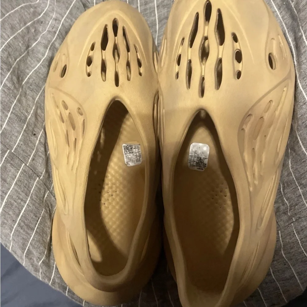 adidas Yeezy Foam Runner Sand/Beige Slip-On - Picture 3 of 8